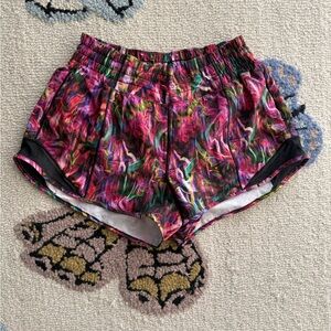 Lululemon Hotty Hot Low Rise Short 2.5" in Hyper Flow Pink Multi / Black